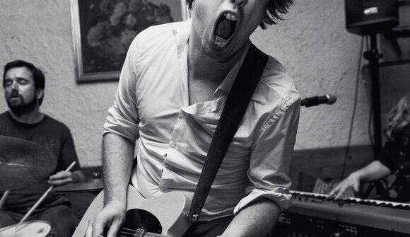 Live music by Queen Laurin