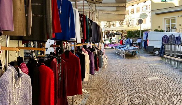 Mercato mensile a Termeno