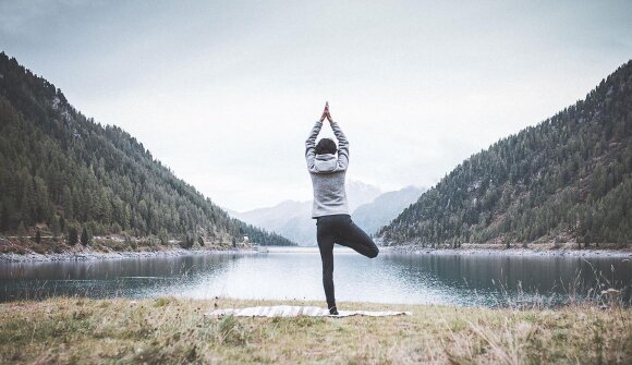 Yoga al lago di montagna a 1.800 m