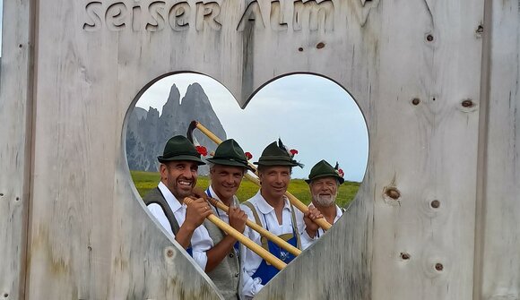 Alphornbläser bei der Heualm