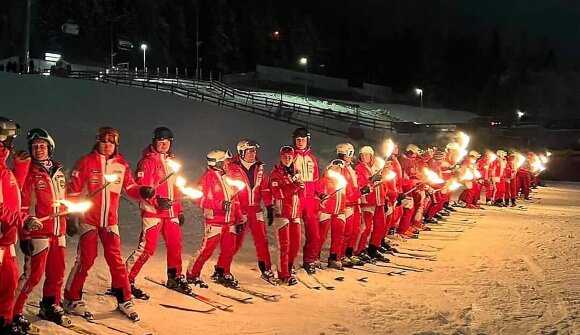 Maskierter Fackellauf der Skischule