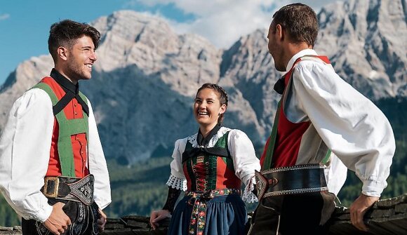 Singing and playing in the mountain huts