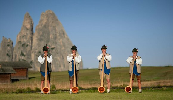 Suonatori dei corni alpini e musica