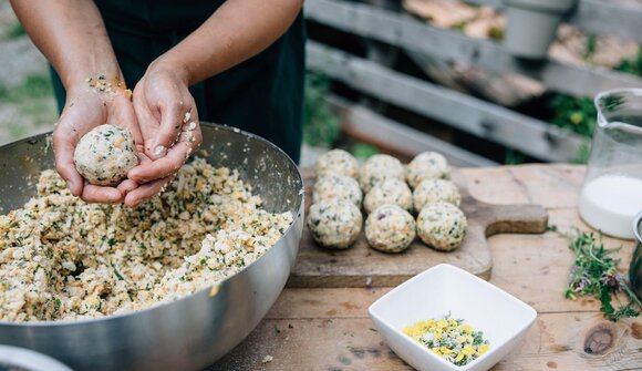 Knödel machen und schmecken lassen