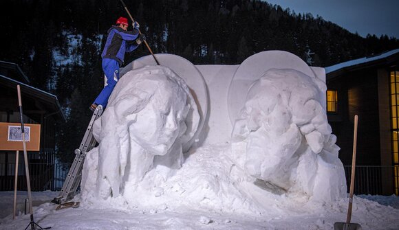 Scultura di neve della Sacra Famiglia