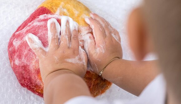 Fare uova e sfere rivestite di feltro