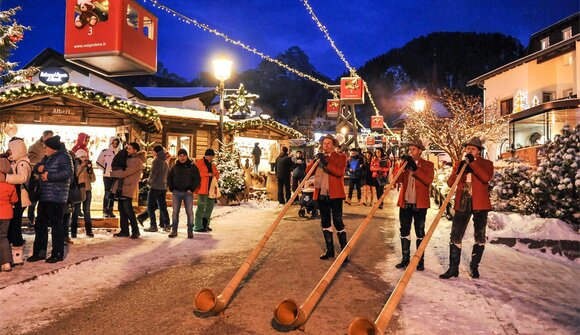 Mountain Christmas: alpine horns
