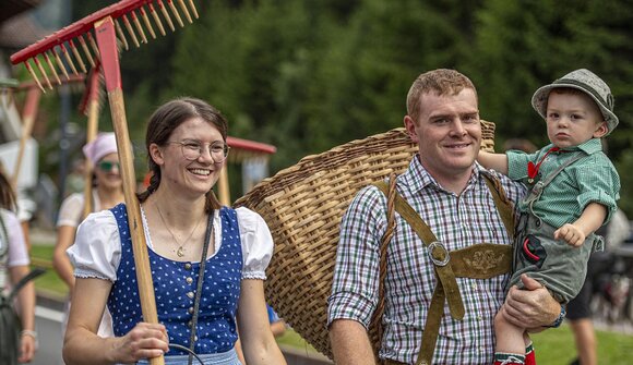 Traditioneller Trachtenumzug