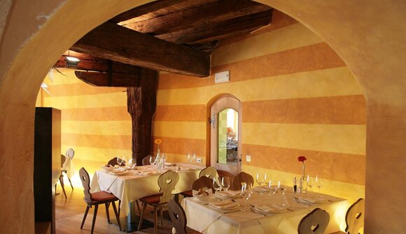 Speciality of game accompanied with wine