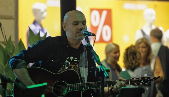 Live Music with Blue Wings