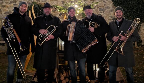 Live Music: Brennet Liab