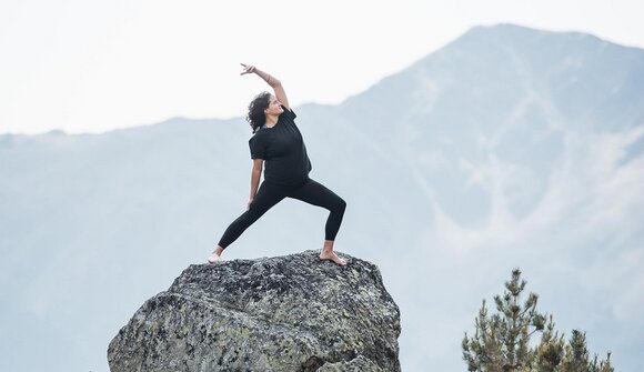 Yoga sul prato in montagna