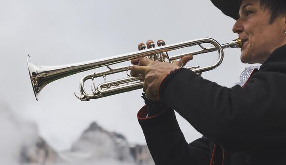 Singend und spielend in den Hütten