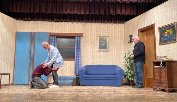 Theater: "Ausser Kontrolle..."