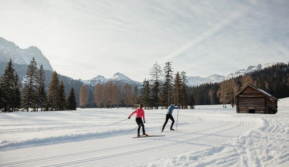 Yoga und Langlauf in den Dolomiten