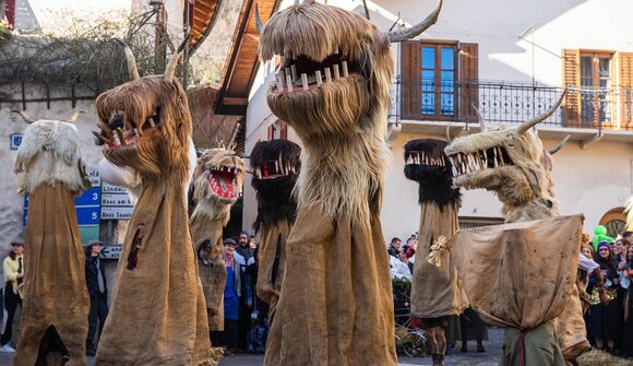 Traditioneller Maschgra Umzug Kurtatsch