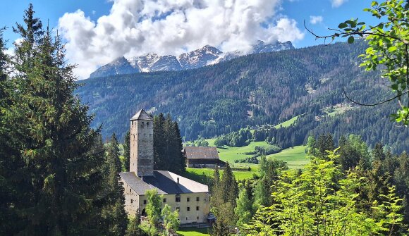 Cultural discovery hike