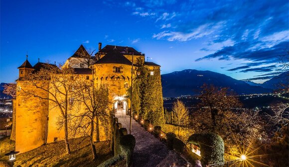 Fiaccolata con guida a Scena