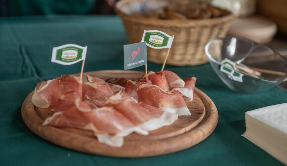 Speck-Verkostung: Speck und Apfel