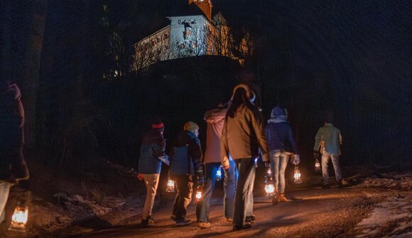 Lantern walk to the Neuhaus Castle