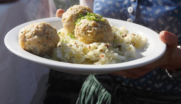 Auf`kocht und Eing`schenkt