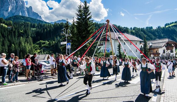Folkloristischer Trachtenumzug