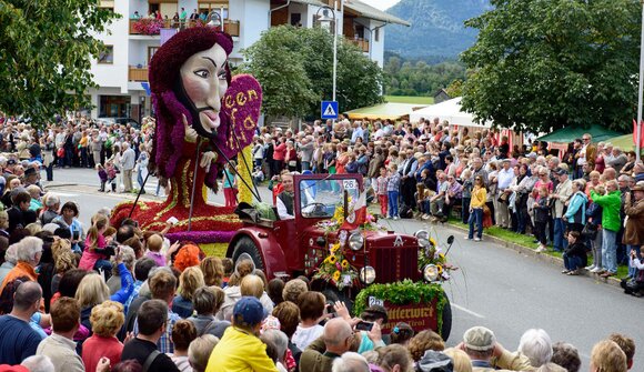 Flower Parade Ebbs: Festive day