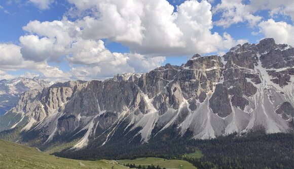 Hike: Between Peaks and Past Times