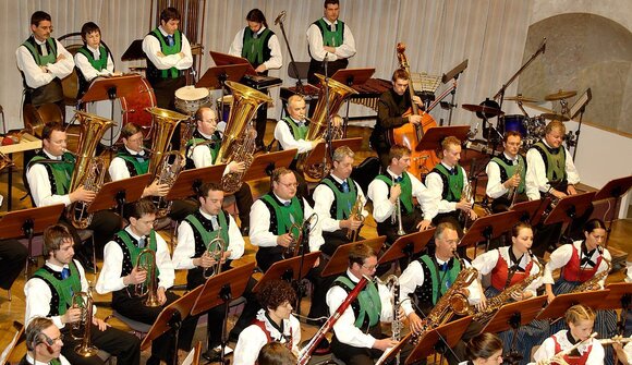 Concert by the band of Maia Bassa
