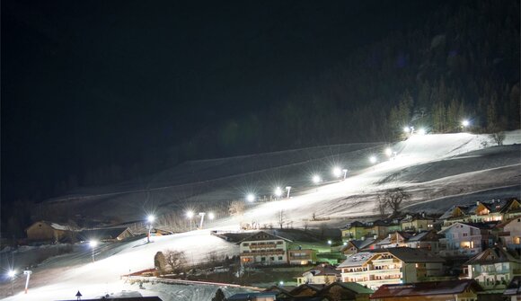 Nachtskilauf bei Flutlicht