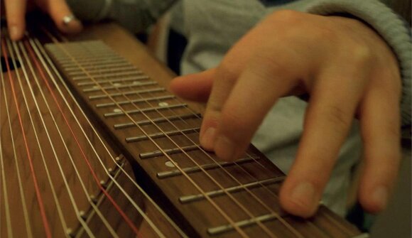 Geschichten-Erzählerin an der Zither