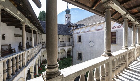 Tour through the castle "Campan"