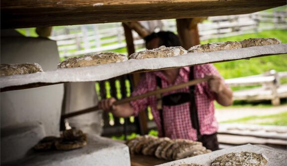 Brotbacken im Steinofen