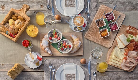 "First Track" with mountain breakfast