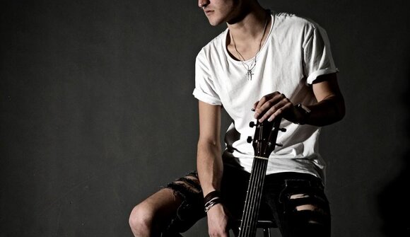 Live Music: Jonas Oberstaller