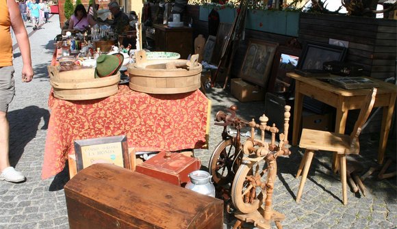 Antique and collector market 