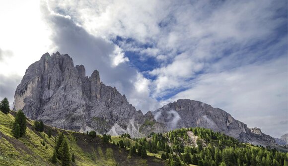Half-day hike to Mont Sëura