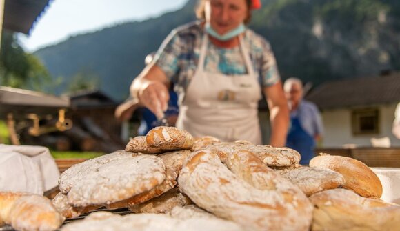 Baking bread at the Niederwieshof